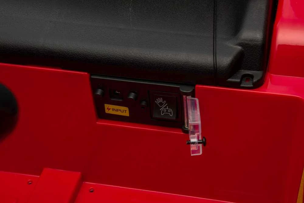 Elektromobilis RUF CTR3, Raudona