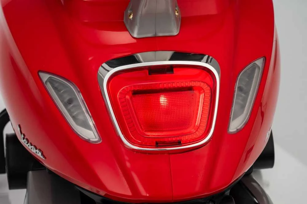 Elektrinis motoroleris Vespa ROMA, Raudona