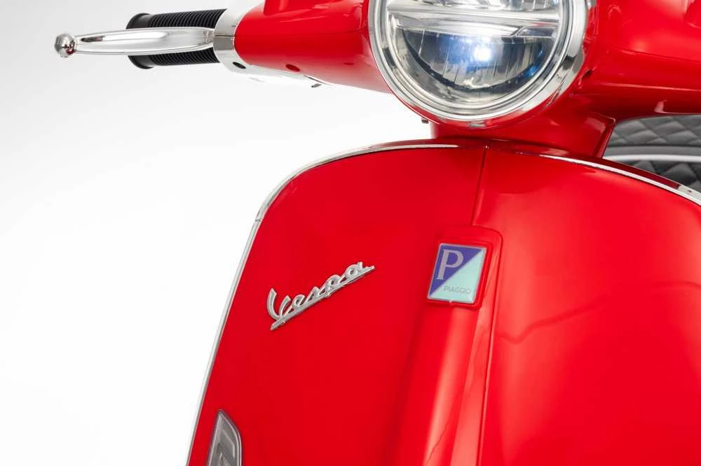 Elektrinis motoroleris Vespa ROMA, Raudona