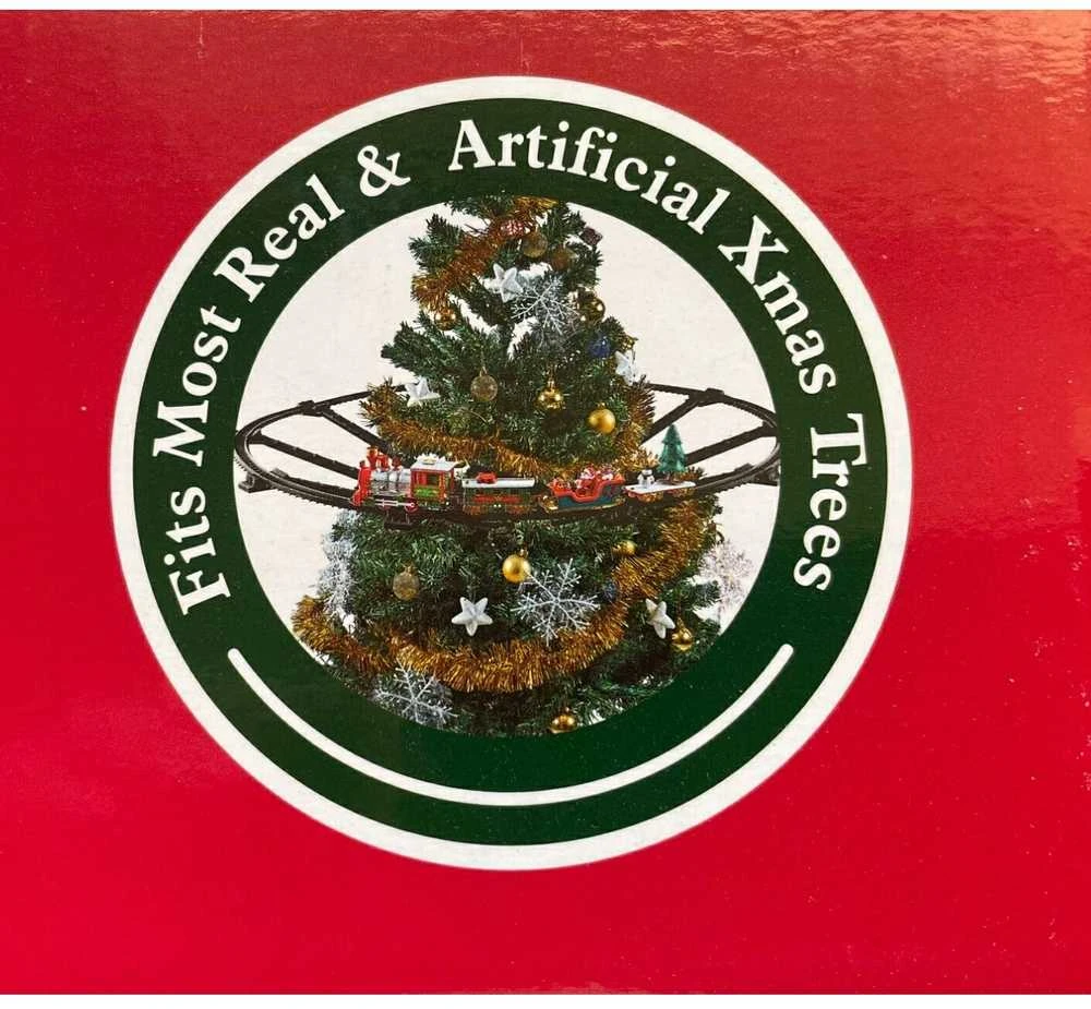 Kalėdinis traukinys ant eglutės su šviesomis ir Merry Christmas garsu