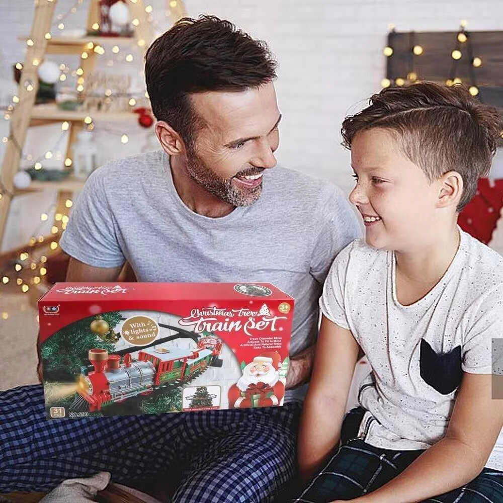 Kalėdinis traukinys ant eglutės su šviesomis ir Merry Christmas garsu