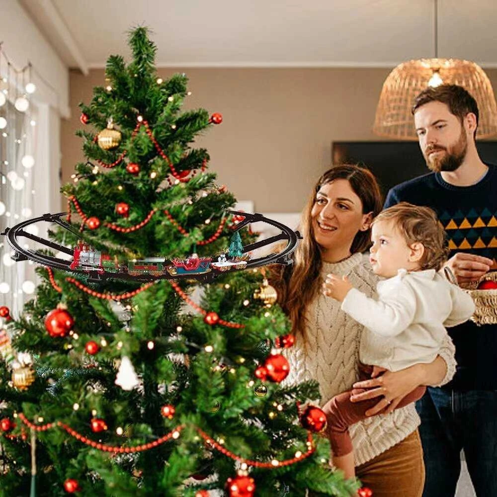 Kalėdinis traukinys ant eglutės su šviesomis ir Merry Christmas garsu