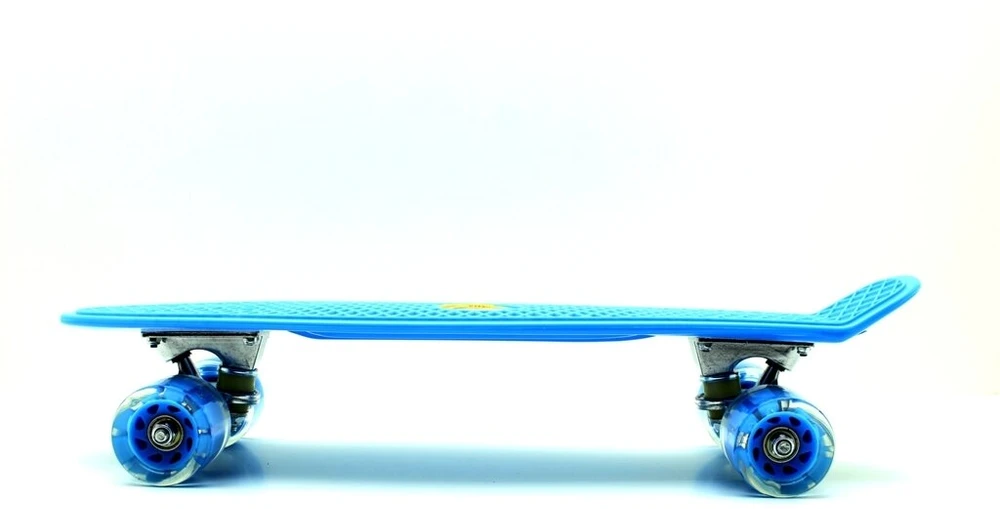 Riedlentė Pennyboard 58cm su šviečiančiais ratukais, Spalva: Juoda