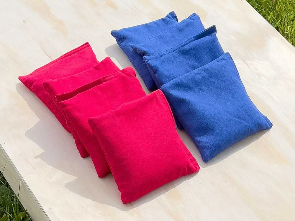 Cornhole žaidimo lenta su 8 maišeliais