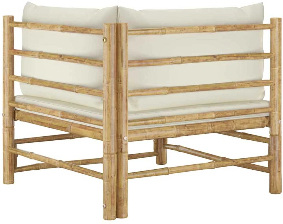 Kampinė sodo sofa su kreminėmis pagalvėlėmis, bambukas