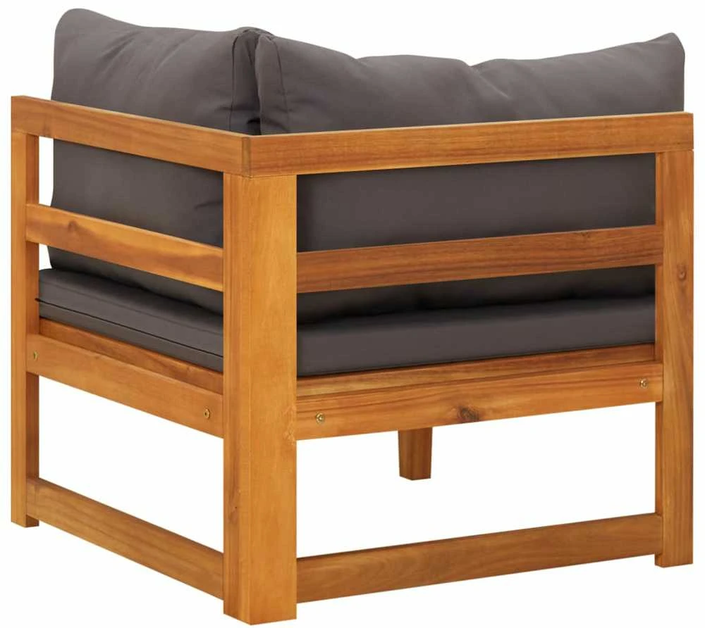 Kampinė sofa su tamsiai pilkomis pagalvėlėmis, akacijos masyvas