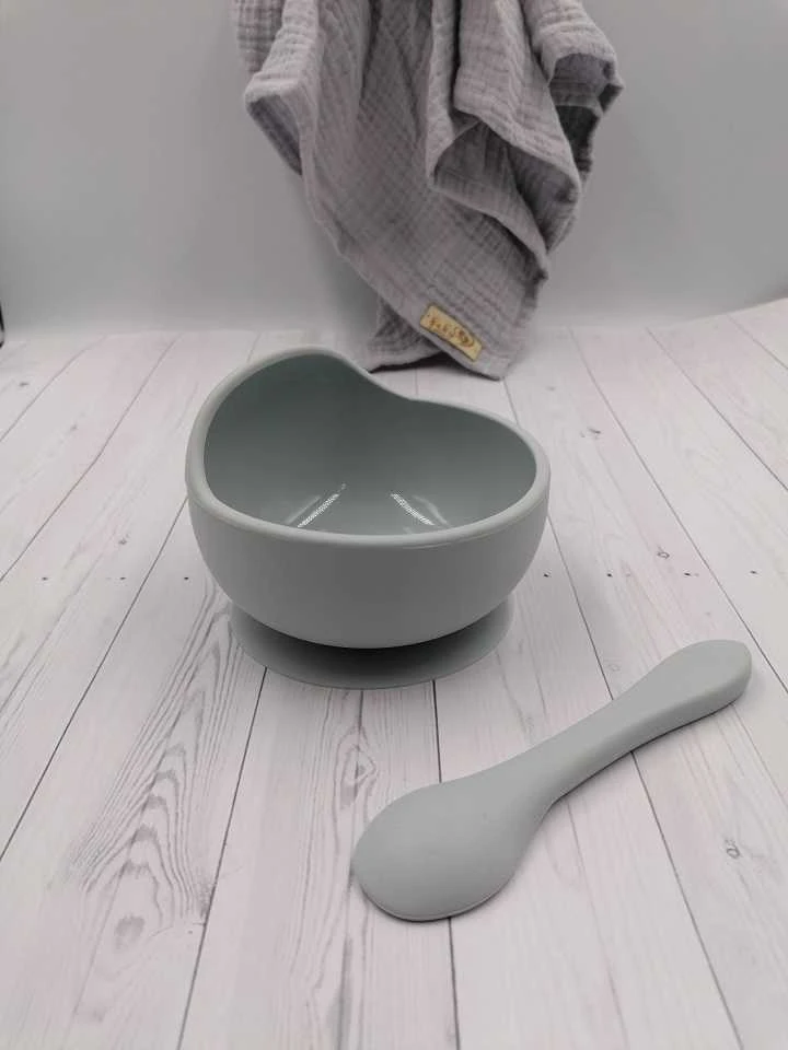 BABY 01138 Silikoninis dubuo su siurbtuku ir šaukštu Pilka