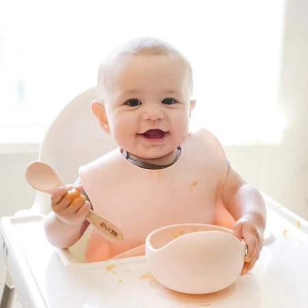 BABY 01138 Silikoninis dubuo su siurbtuku ir šaukštu Pilka