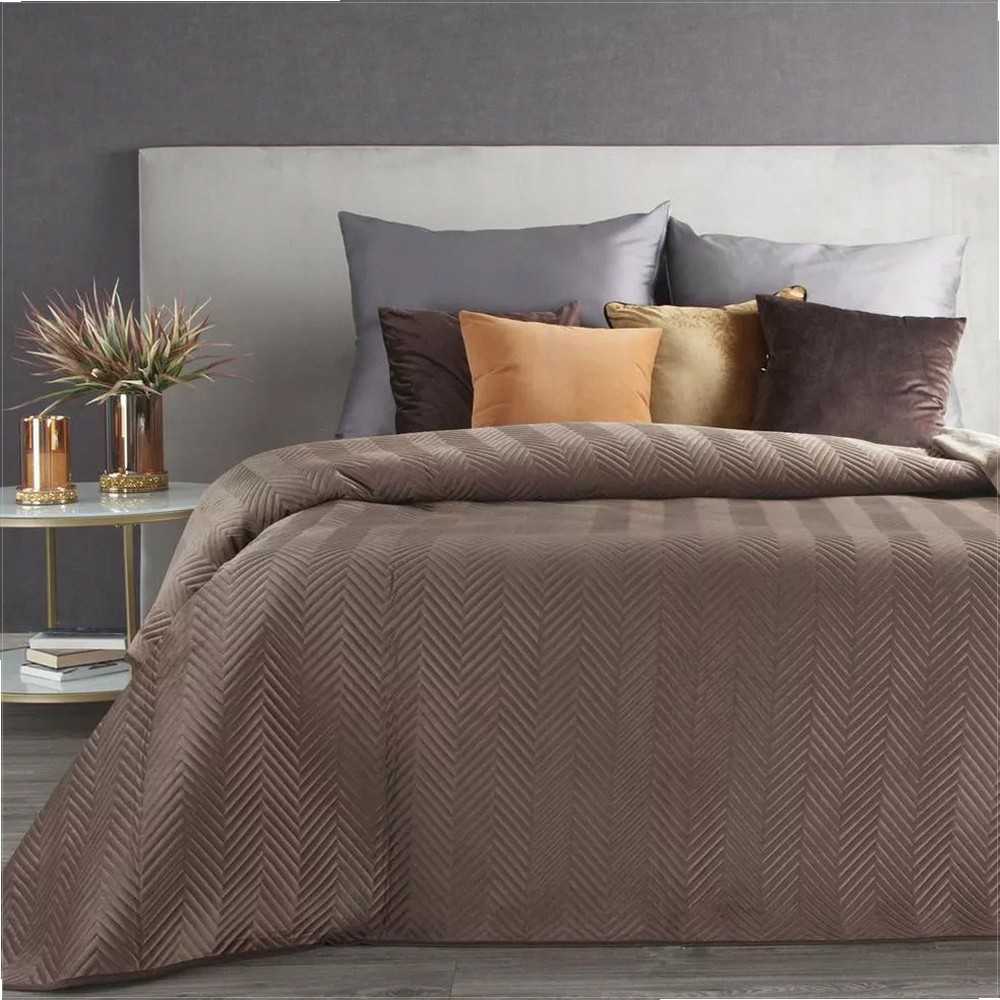 Eurofirany Aksominis dekoratyvinis užtiesalas, 170x210 cm, dvipusis su dygsniuotu raštu, rudas poliesterio uždangalas lovai ar sofai, minkšta lovatiesė miegamajam Lovatiesė