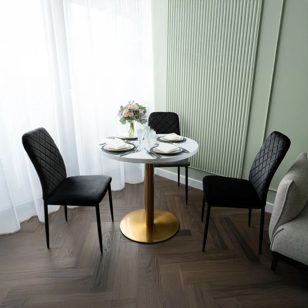 Aksominis valgomojo kėdė svetainei, dygsniuotas dizainas, juodos metalinės kojos, 90 cm aukščio, minkšta kėdė su atlošu, moderni valgomojo kėdė
