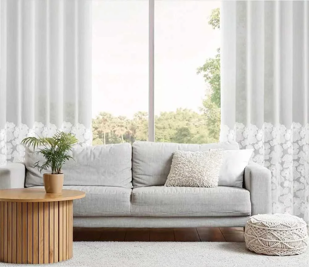 Eurofirany Balta poliesterio užuolaida su gėlių aplikacija, 140x250 cm, su žiedais, standartiniams langams, lengva ir lengvai prižiūrima namų dekoracija, dieninė užuolaida