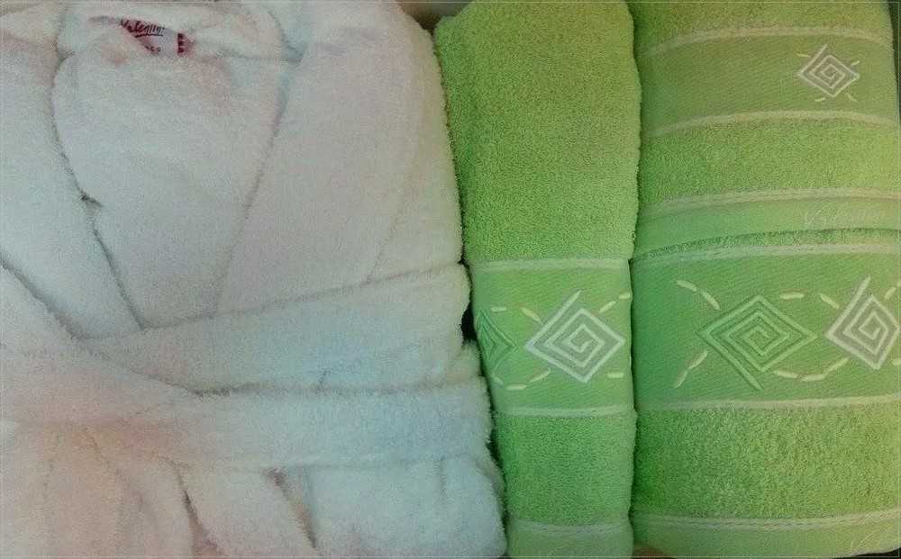 Rankšluostis Baltas medvilninis kilpinis chalatas, XL, 500g/m², su 3 žaliais siuvinėtais rankšluosčiais, 30x50 cm, 50x90 cm, 70x140 cm, gerai sugeria vandenį, šoninės kišenės, klasikinis dizainas, vonios rinkinys