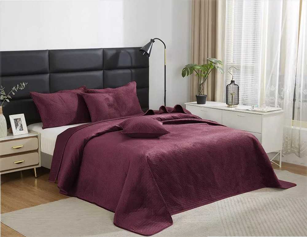 Bordo spalvos geometrinio kryželių rašto veliūrinė lovatiesė, 240x260 cm, minkštas mikropluošto pagrindas, besiūlis dygsniavimas, dekoratyvinis užtiesalas lovai ar sofai, prabangi namų tekstilė