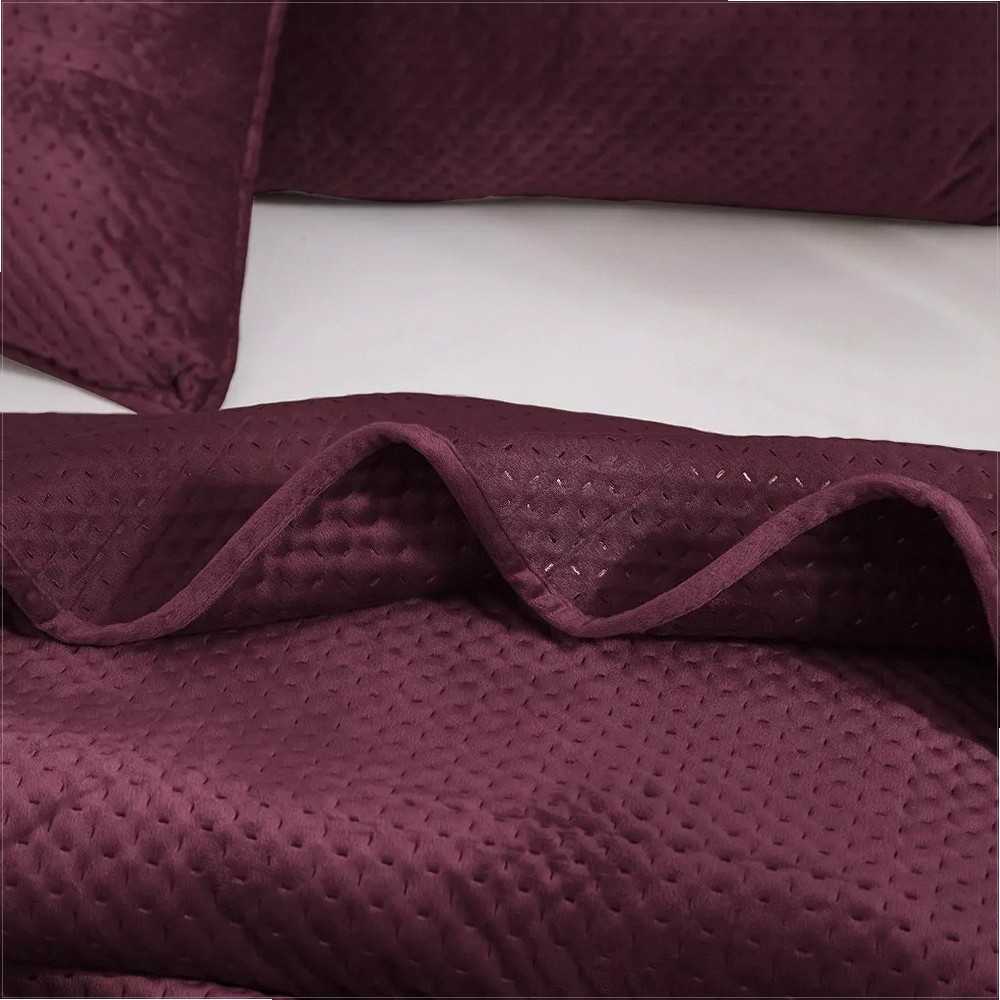 Bordo spalvos geometrinio kryželių rašto veliūrinė lovatiesė, 240x260 cm, minkštas mikropluošto pagrindas, besiūlis dygsniavimas, dekoratyvinis užtiesalas lovai ar sofai, prabangi namų tekstilė