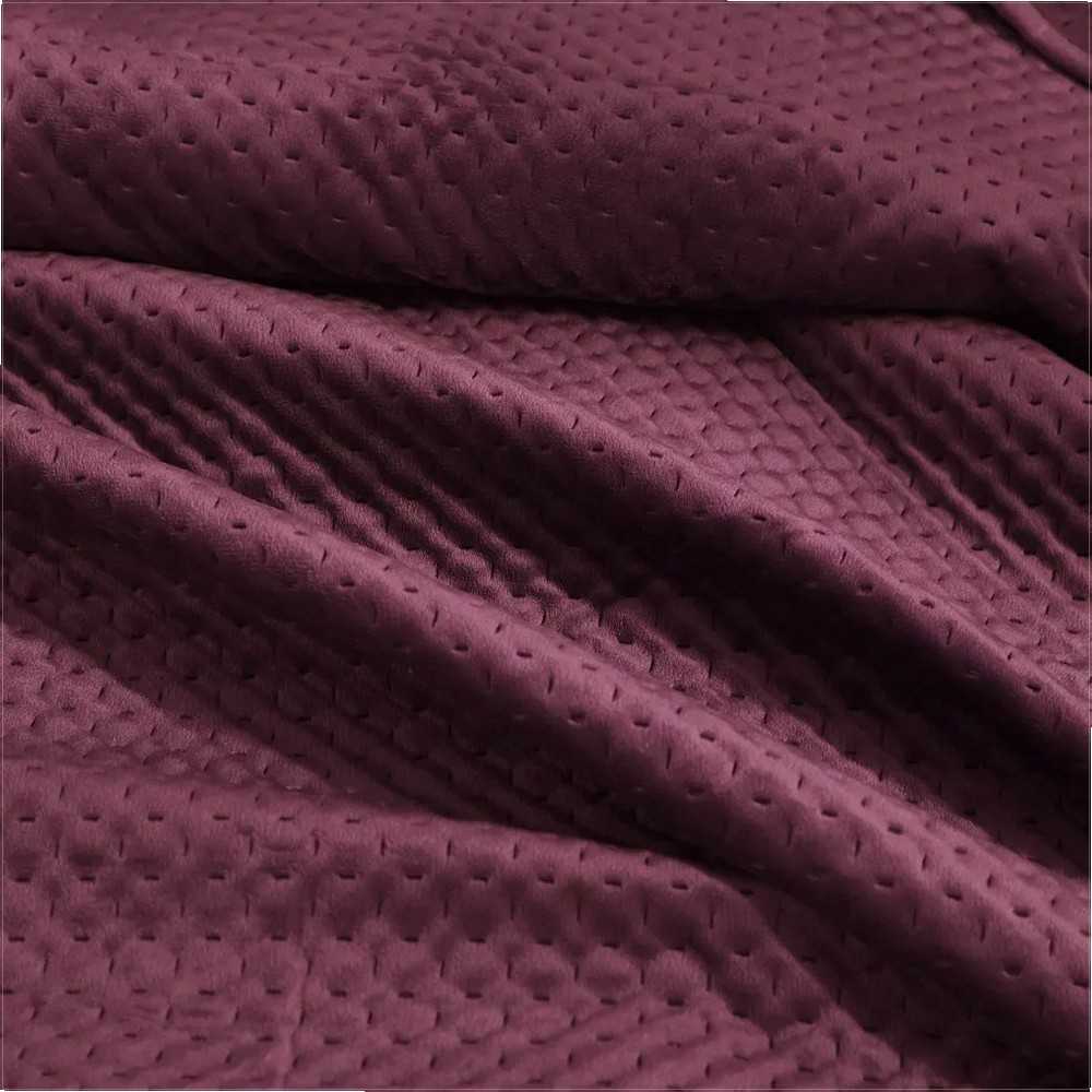 Bordo spalvos geometrinio kryželių rašto veliūrinė lovatiesė, 240x260 cm, minkštas mikropluošto pagrindas, besiūlis dygsniavimas, dekoratyvinis užtiesalas lovai ar sofai, prabangi namų tekstilė
