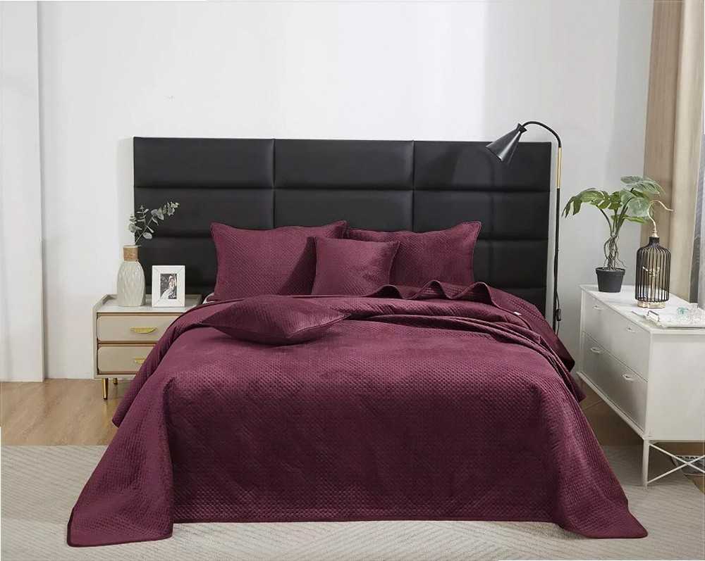 Bordo spalvos geometrinio kryželių rašto veliūrinė lovatiesė, 240x260 cm, minkštas mikropluošto pagrindas, besiūlis dygsniavimas, dekoratyvinis užtiesalas lovai ar sofai, prabangi namų tekstilė
