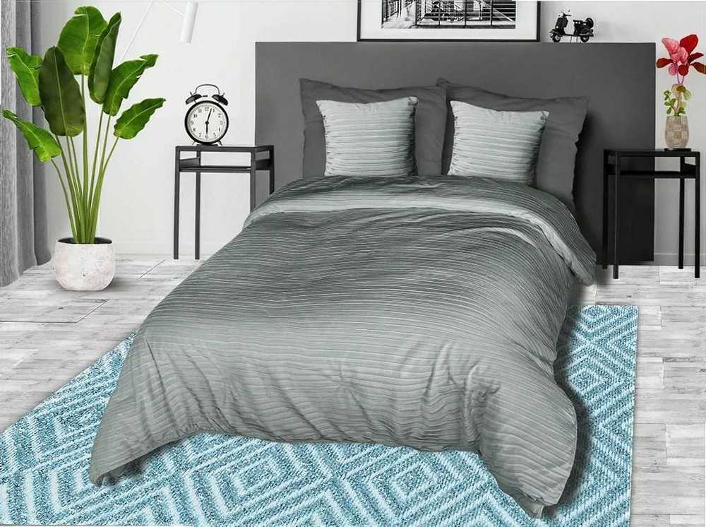 Dekoratyvinis glamžyto aksomo tekstūros pledas 200x220 cm, poliesterio užpildas, lovos užtiesalas arba užklotas, tamsiai pilkas dryžuotas dizainas, minkšta lovatiesė