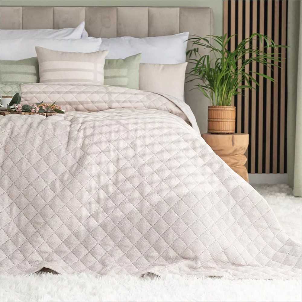 Dekoratyvinis lovos užtiesalas 170x210 cm, šiltos smėlio spalvos, lengvas poliesterio užpildas, minkštas jaukus lovos apdangalas, miegamojo dekoro aksesuaras, pledas namams