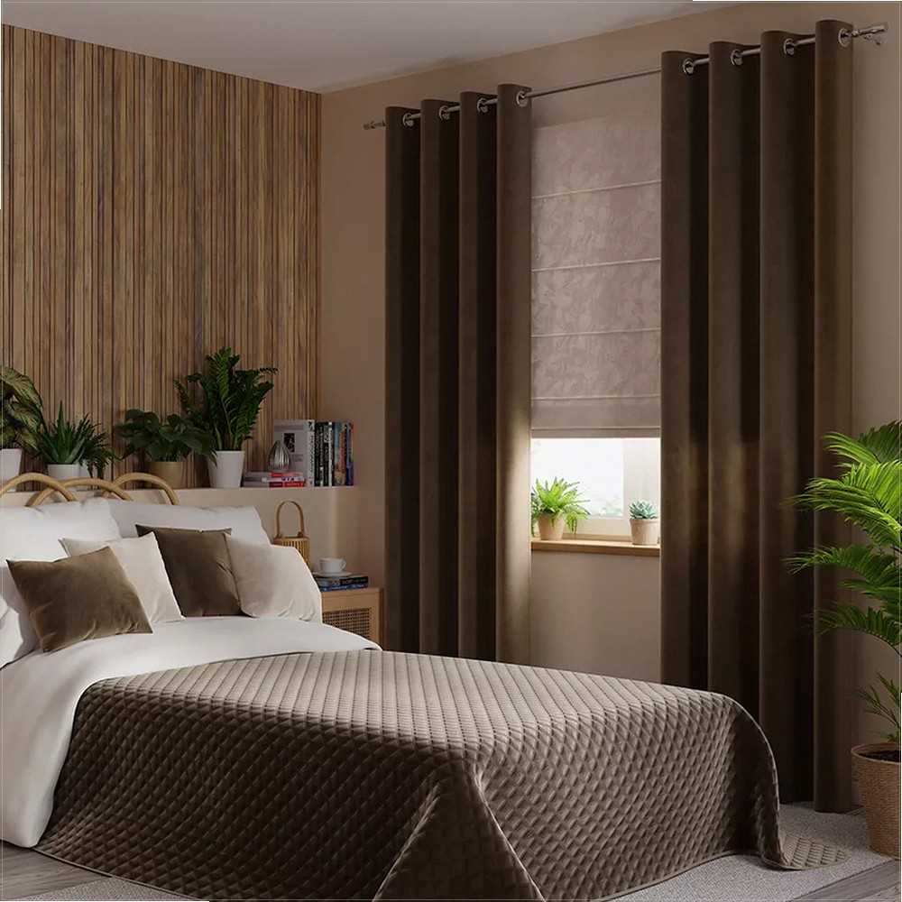 Dekoratyvinis lovos užtiesalas, 220x240 cm, geometrinis dygsniuotas raštas, karšto spaudimo technika, rudas poliesterio sofos uždangalas, aksominis apvadas, namų tekstilė