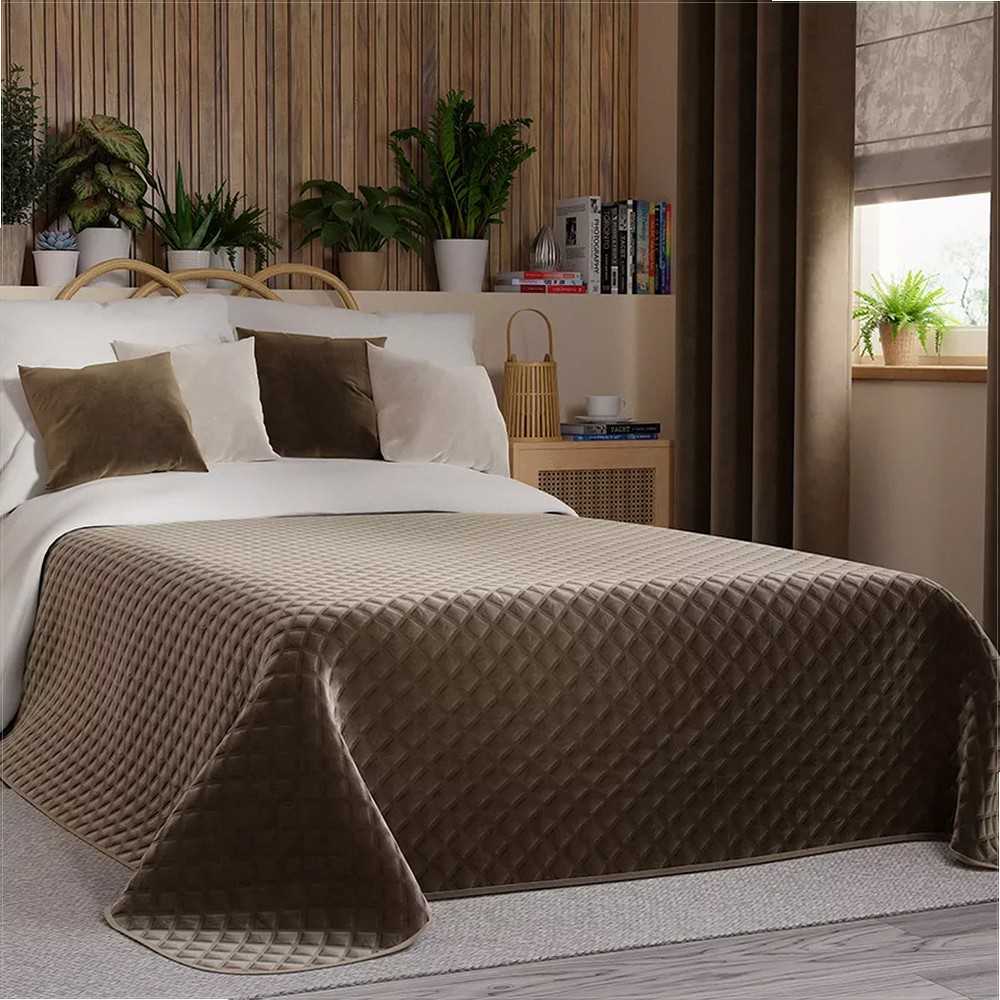 Dekoratyvinis lovos užtiesalas, 220x240 cm, geometrinis dygsniuotas raštas, karšto spaudimo technika, rudas poliesterio sofos uždangalas, aksominis apvadas, namų tekstilė