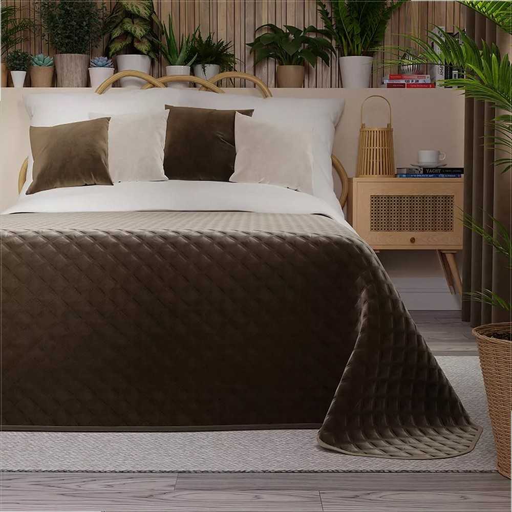 Dekoratyvinis lovos užtiesalas, 220x240 cm, geometrinis dygsniuotas raštas, karšto spaudimo technika, rudas poliesterio sofos uždangalas, aksominis apvadas, namų tekstilė
