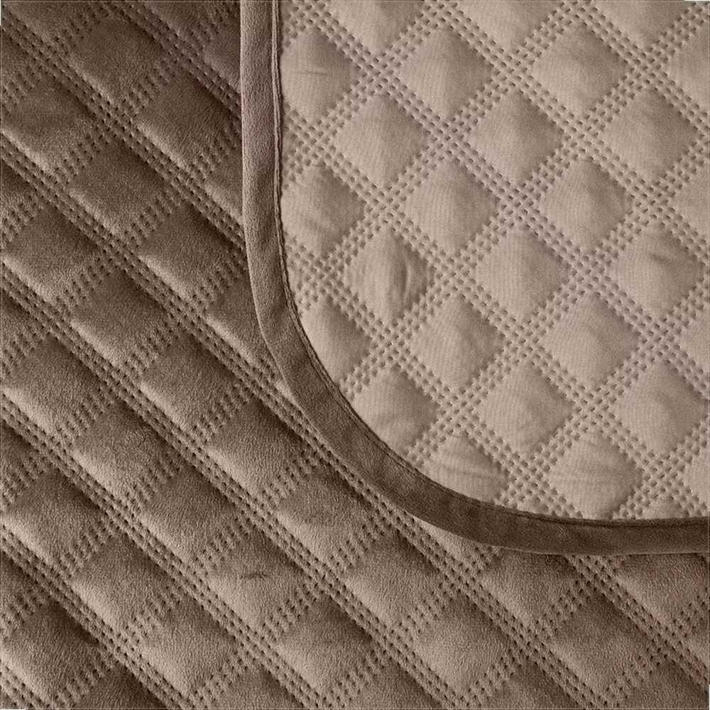 Dekoratyvinis lovos užtiesalas, 220x240 cm, geometrinis dygsniuotas raštas, karšto spaudimo technika, rudas poliesterio sofos uždangalas, aksominis apvadas, namų tekstilė