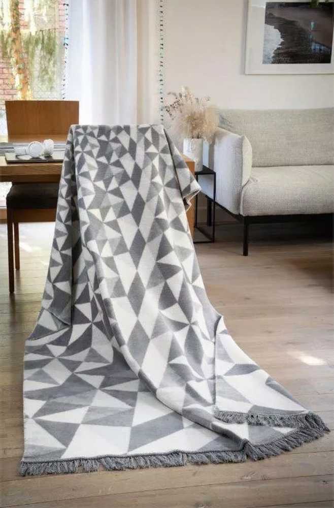 Didelių trikampių rašto medvilninis akrilo pledas, 150x200 cm, balta ir pilka, apdaila su kutais, dvipusis užtiesalas svetainei ar miegamajam, minkšta lovatiese