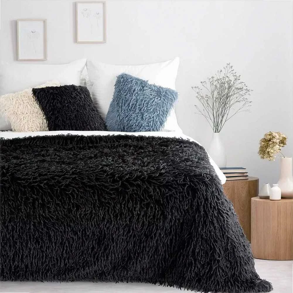 Eurofirany Dirbtinio kailio pledas, 130x170 cm, juodas pliušinis užtiesalas, 580 g/m², 100% poliesteris, jaukus lovos ar sofos užklotas, minkšta antklodė Antklodė