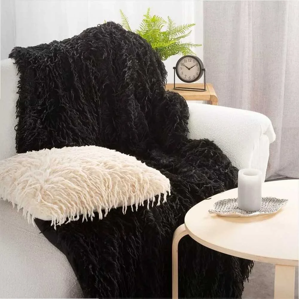 Eurofirany Dirbtinio kailio pledas, 130x170 cm, juodas pliušinis užtiesalas, 580 g/m², 100% poliesteris, jaukus lovos ar sofos užklotas, minkšta antklodė Antklodė