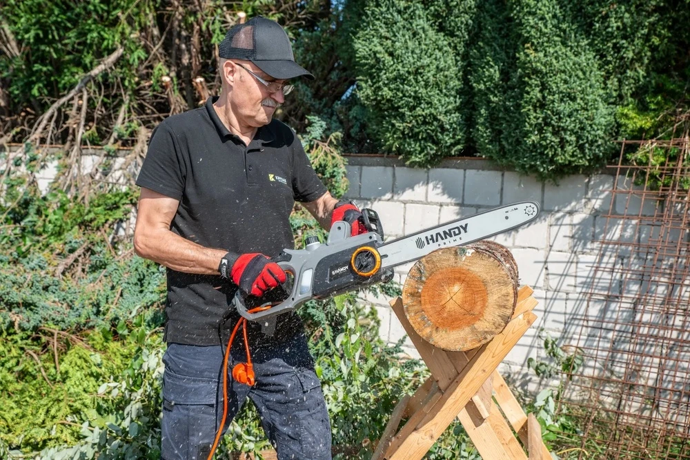 Elektrinis grandininis pjūklas 40 cm, 2200W. Medžio pjovimo įrankis, elektrinis pjūklas medžiui.