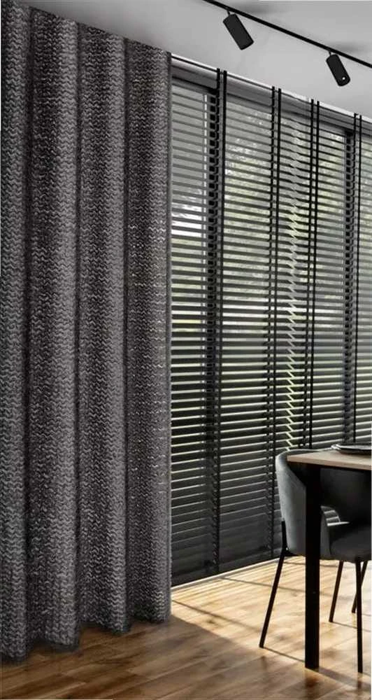Eurofirany Juoda tekstūrinė poliesterio užuolaida su moherio siūlų aplikacija, 135x250 cm, tvirtinimas žiedais, prabangi langų dekoracija, moderni užuolaida svetainei
