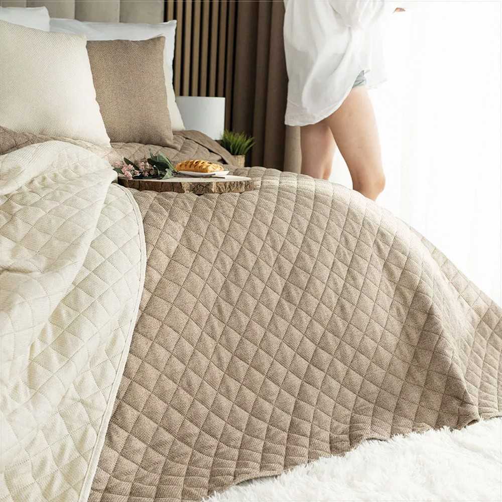 Kavos rudos spalvos dekoratyvinis lovos užtiesalas, 220x240 cm, 120 g/m² užpildas, poliesteris, lengva priežiūra, jaukus miegamojo aksesuaras, minkšta pledas