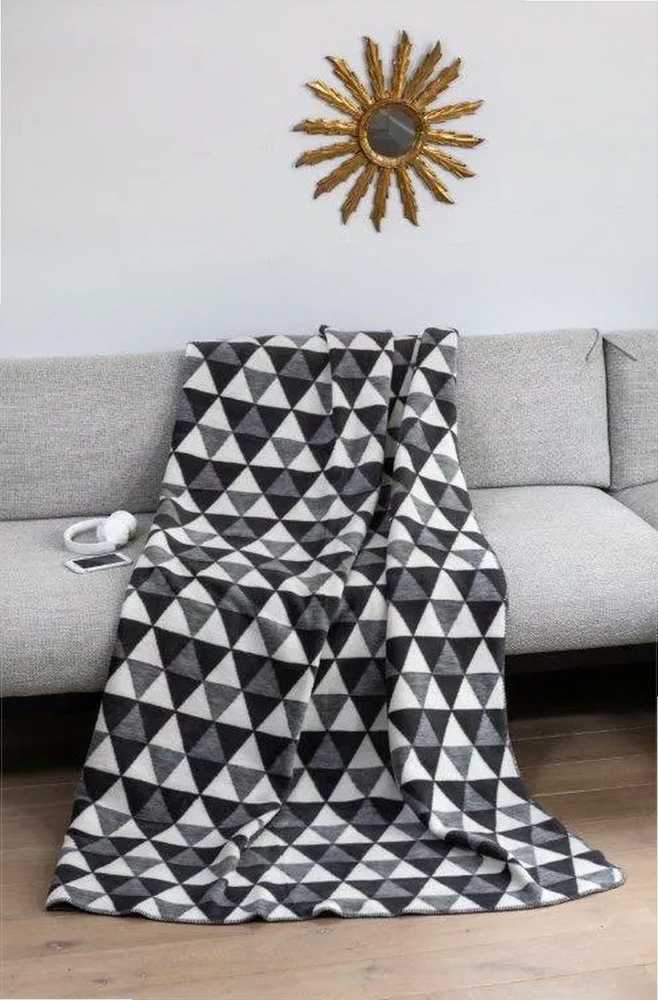 Medvilninis akrilinis pledas, 150x200 cm, baltai juodas trikampių raštas, kutais puošti kraštai, dvipusis užtiesalas, jaukus namų aksesuaras, minkšta lovatiesė