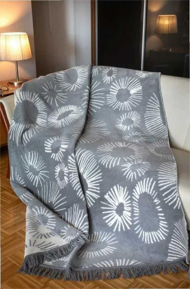 Medvilninis akrilo geometrinis pledas, 150x200 cm, pilkas ir kreminis, kraštai su kutais, dvipusis užtiesalas, minkšta antklodė poilsiui