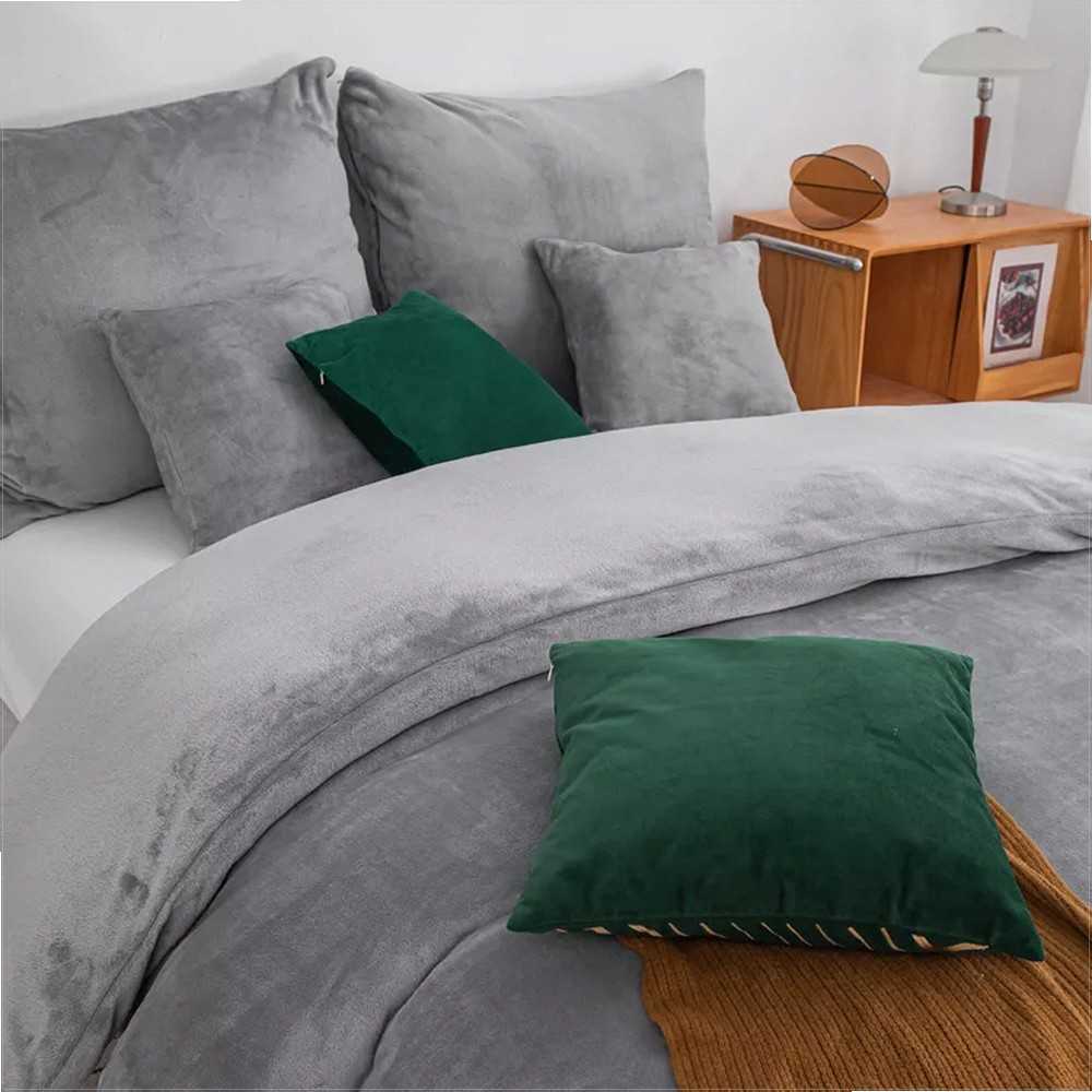 Mikropluošto patalynės komplektas 160x200 cm, minkštas pliušinis meškiuko dizainas, jauki pilka spalva, antklodės ir pagalvių užvalkalai, miegamojo tekstilė