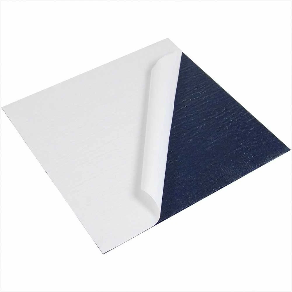 Nulupamos ir priklijuojamos kiliminės plytelės, minkštos paminkštintos tamsiai mėlynos, „pasidaryk pats“ grindų danga vidaus ir lauko sąlygoms, 610 x 610 mm modulinės kiliminės plytelės, lengvai montuojami kiliminiai kvadratai