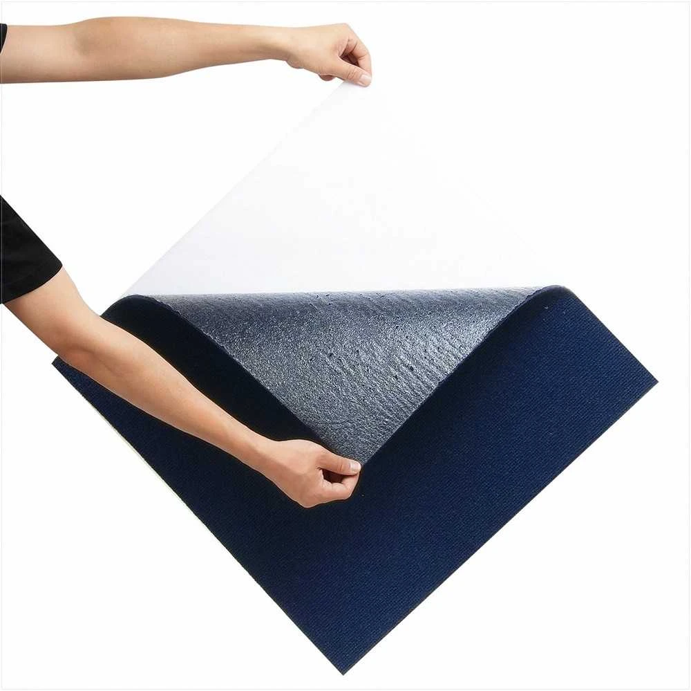 Nulupamos ir priklijuojamos kiliminės plytelės, minkštos paminkštintos tamsiai mėlynos, „pasidaryk pats“ grindų danga vidaus ir lauko sąlygoms, 610 x 610 mm modulinės kiliminės plytelės, lengvai montuojami kiliminiai kvadratai