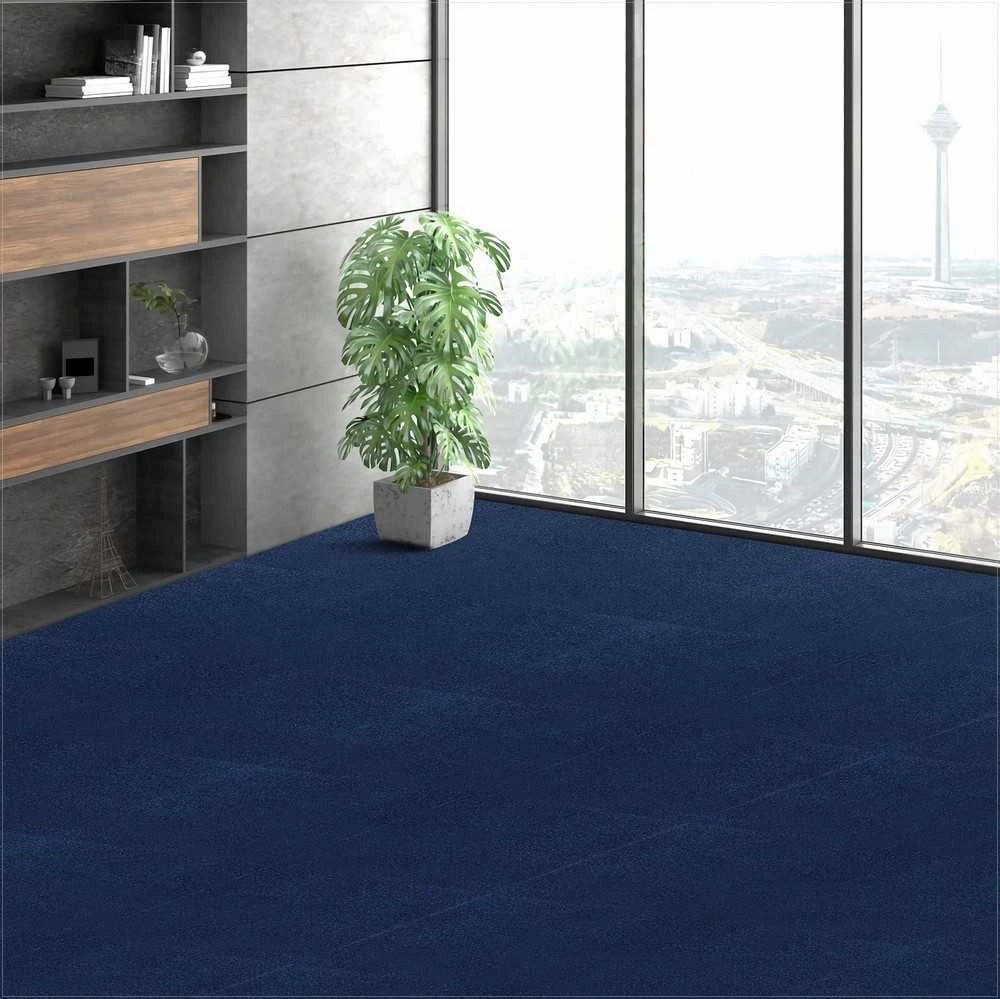 Nulupamos ir priklijuojamos kiliminės plytelės, minkštos paminkštintos tamsiai mėlynos, „pasidaryk pats“ grindų danga vidaus ir lauko sąlygoms, 610 x 610 mm modulinės kiliminės plytelės, lengvai montuojami kiliminiai kvadratai