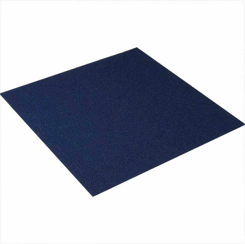 Nulupamos ir priklijuojamos kiliminės plytelės, minkštos paminkštintos tamsiai mėlynos, „pasidaryk pats“ grindų danga vidaus ir lauko sąlygoms, 610 x 610 mm modulinės kiliminės plytelės, lengvai montuojami kiliminiai kvadratai