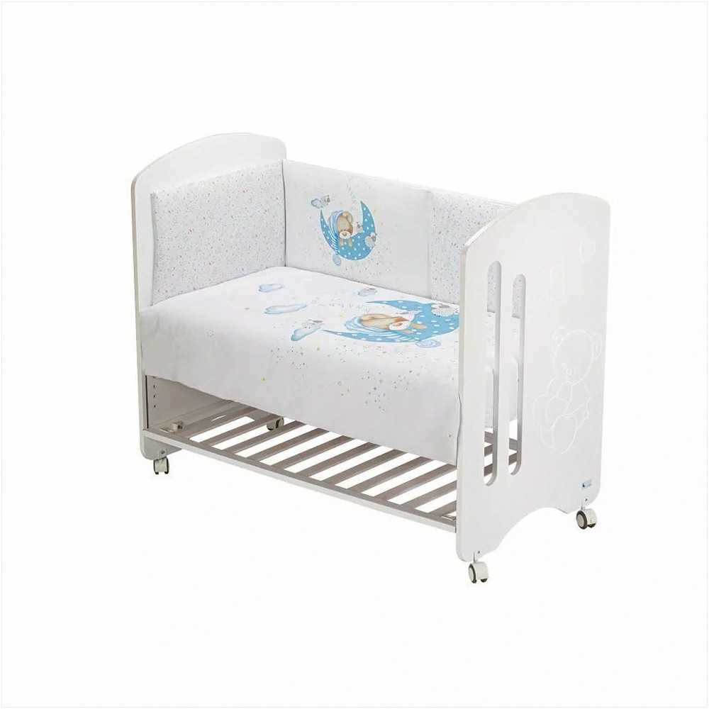 Patalynės komplektas Kūdikio antklodės ir apsaugėlės rinkinys, miegančio lokiuko spauda, balta ir mėlyna spalva, lovelėms 60x120 cm, hipoalerginis užpildas, medvilninis užvalkalas, patalynė kūdikiams