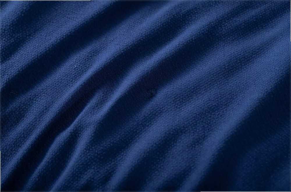 Safyro mėlynos spalvos mikropluošto pledas, 200x220 cm, siuvinėtas taškeliais, lengvas užpildas, tekstūruotas audinis, sofai ar lovai, minkšta lovatiesė