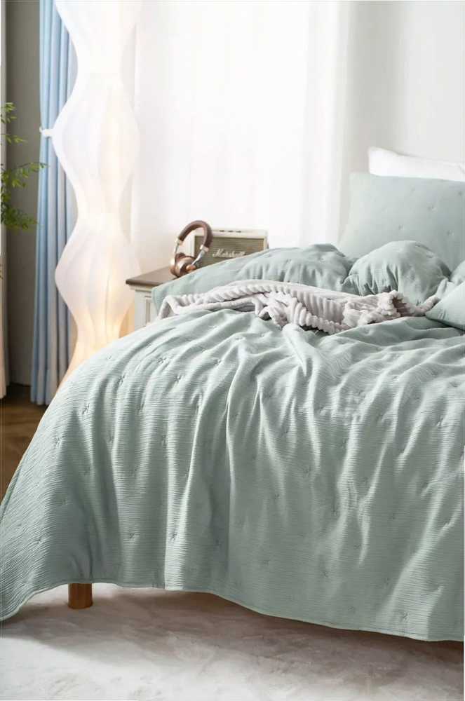 Šalavijų žalias dygsniuotas mikropluošto pledas, 240x220 cm, lengvas muslino tipo audinys, 220 g/m², 120 g/m² užpildas, lovatiesė miegamajam, minkštas užklotas