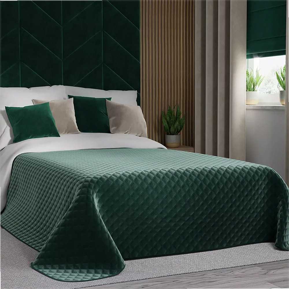 Smaragdinės žalios spalvos dekoratyvinis užtiesalas, 220x240 cm, geometrinis dygsniuotas raštas, karšto spaudimo technika, aksominis apvadas, poliesterio lovos užtiesalas, minkšta lovatiese