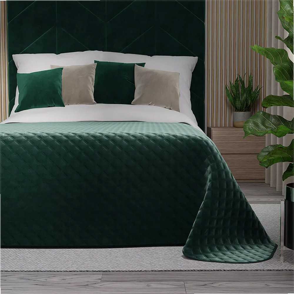 Smaragdinės žalios spalvos dekoratyvinis užtiesalas, 220x240 cm, geometrinis dygsniuotas raštas, karšto spaudimo technika, aksominis apvadas, poliesterio lovos užtiesalas, minkšta lovatiese