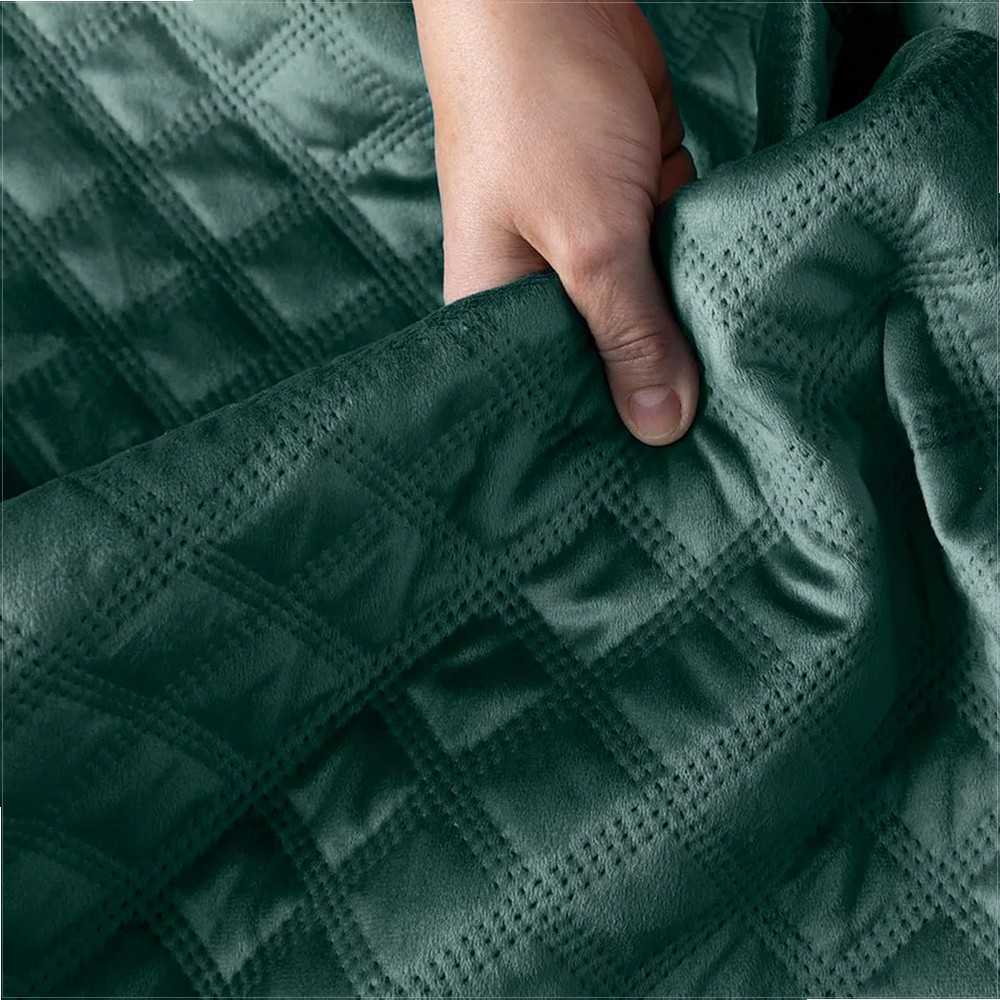 Smaragdinės žalios spalvos dekoratyvinis užtiesalas, 220x240 cm, geometrinis dygsniuotas raštas, karšto spaudimo technika, aksominis apvadas, poliesterio lovos užtiesalas, minkšta lovatiese