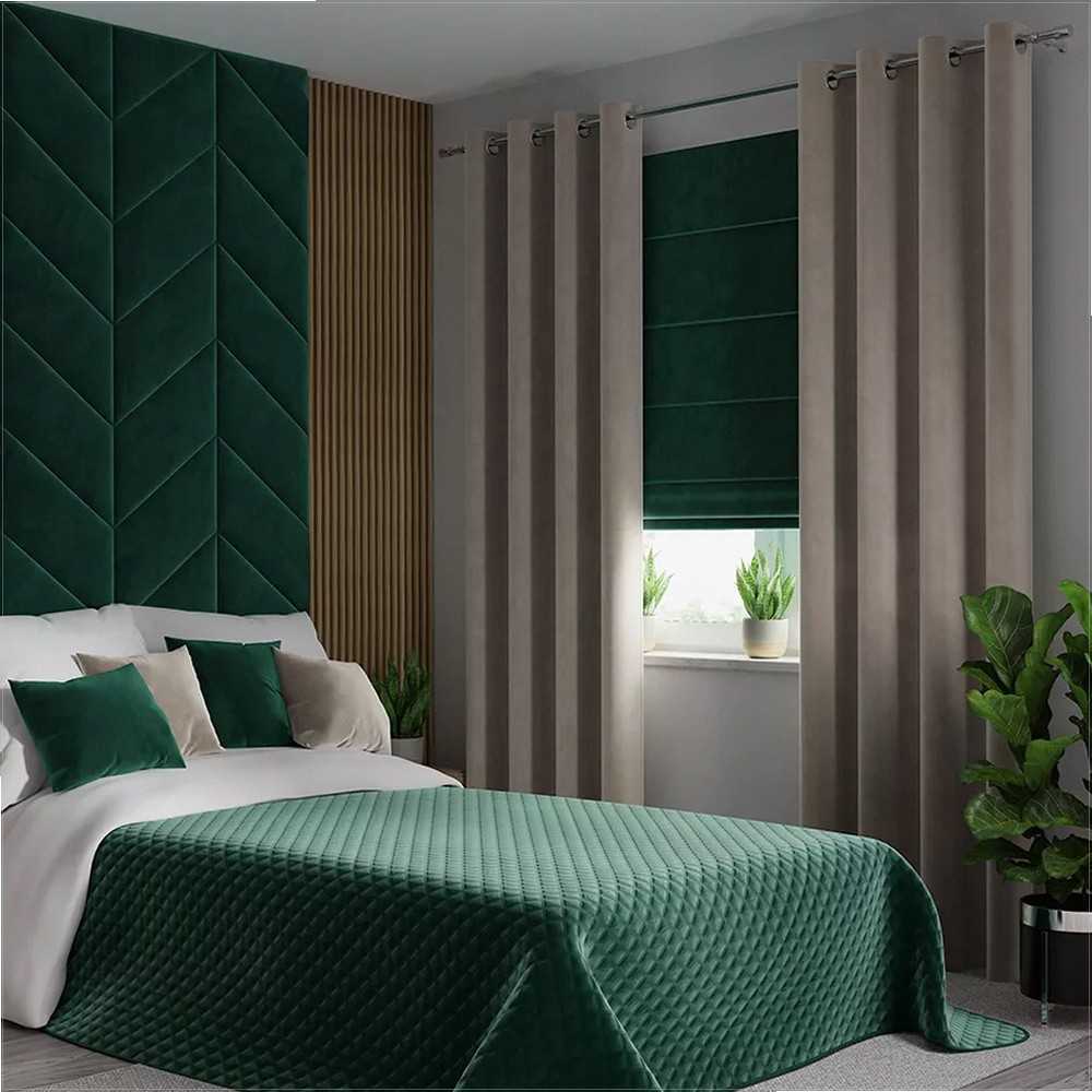 Smaragdinės žalios spalvos dekoratyvinis užtiesalas, 220x240 cm, geometrinis dygsniuotas raštas, karšto spaudimo technika, aksominis apvadas, poliesterio lovos užtiesalas, minkšta lovatiese