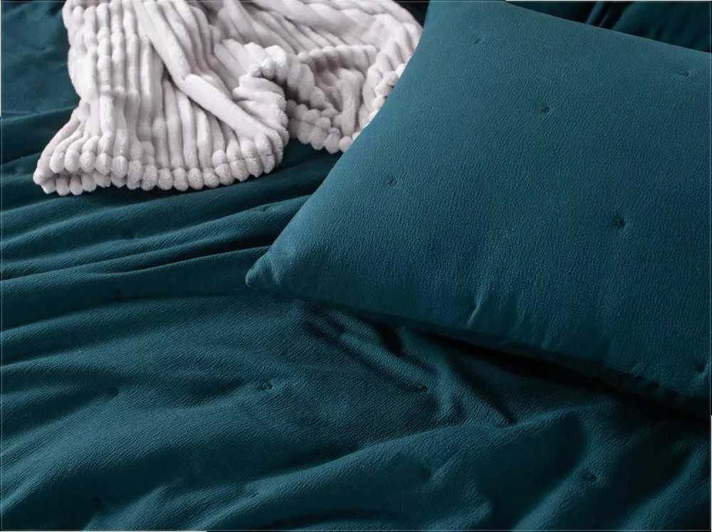 Smaragdo žalumo dygsniuotas mikropluošto pledas, 200x220 cm, tekstūruotas taškinis siuvinėjimas, lengvas užpildas, minkšta lovatiesė namams