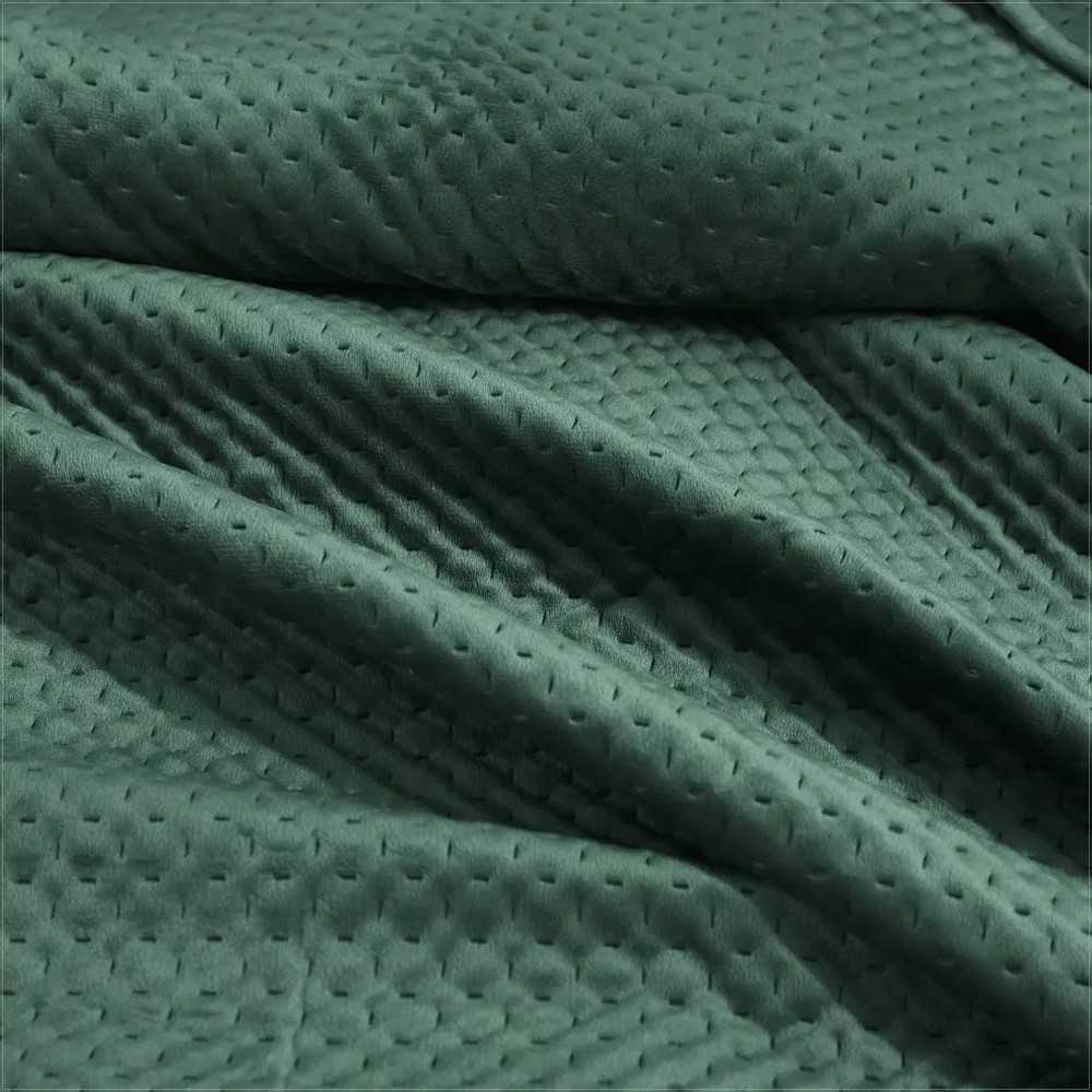 Velvetinė lovatiesė, 240x220 cm, geometrinis raštas, butelio žalios spalvos, modernus miegamojo dekoras, švelni lovos užtiesalas