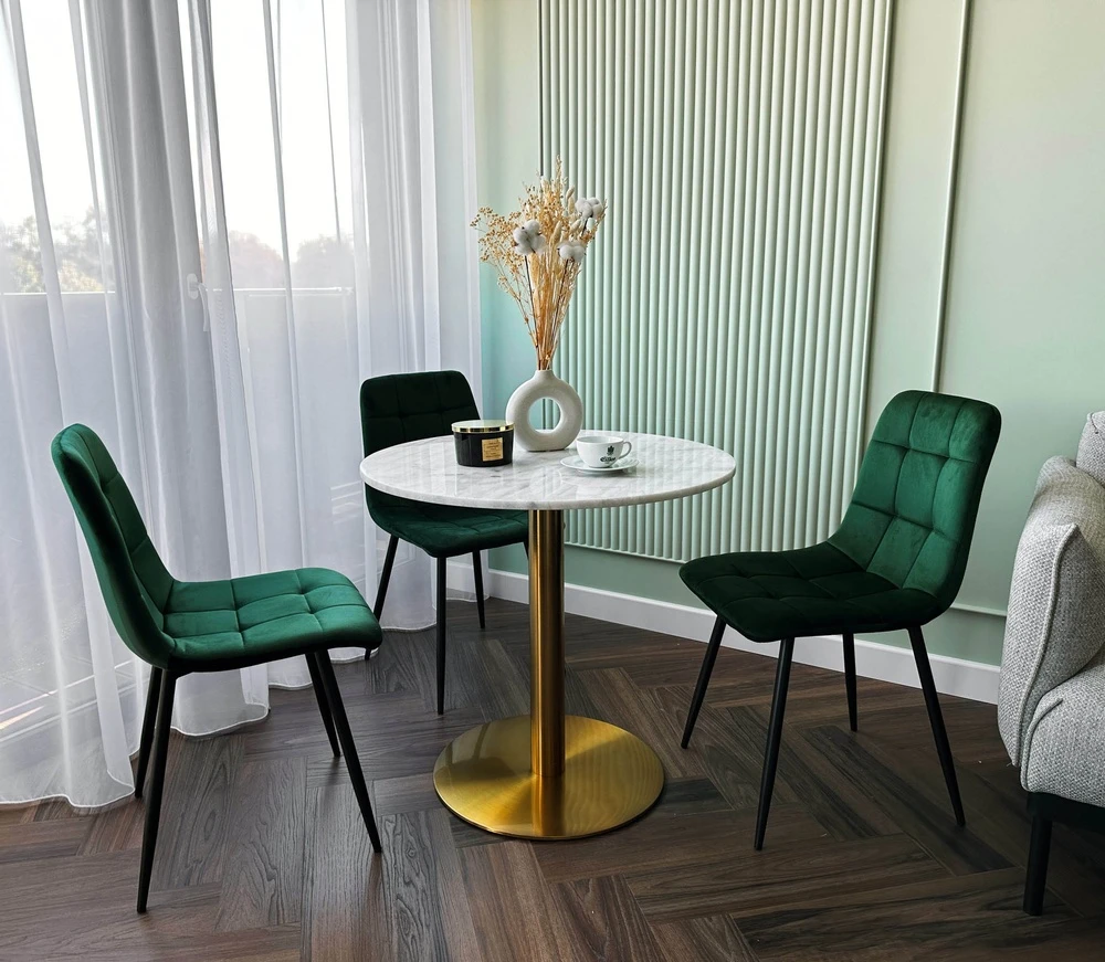 Žalios aksominės valgomojo kėdės, metalinėmis kojomis, dygsniuotos, modernios, virtuvės, svetainės