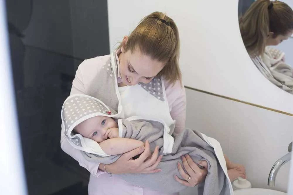 Babytolove Bambukinis kūdikio rankšluostis - baltos žvaigždės